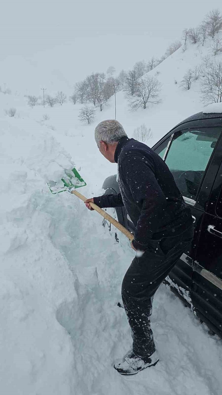 Bahçesaray’da çığ faciası son anda atlatıldı: Araçtaki aile ölümden döndü