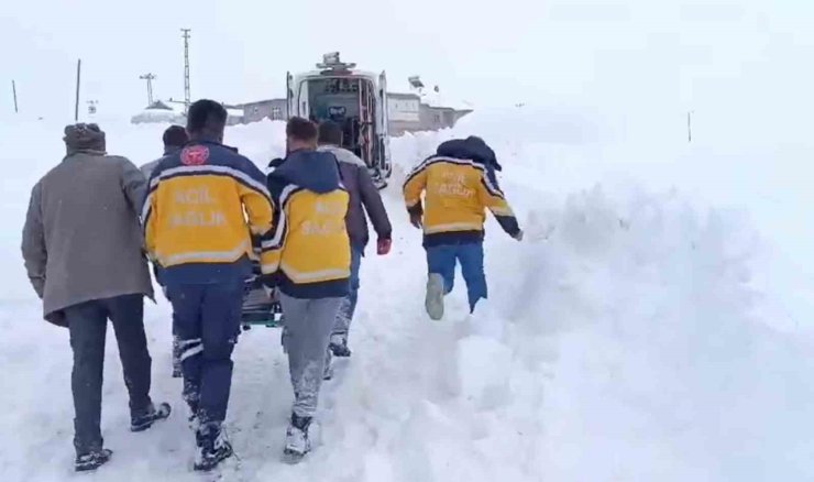 Ağrı’da karla kapanan köyde 4 saatlik mücadele, hastaya hayat yolu açtı