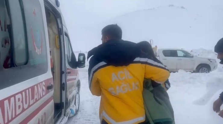 Yoğun kar ve zorlu şartlara rağmen hayat kurtaran müdahale
