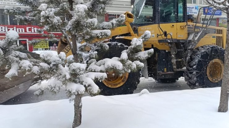 Aşkale’de kar temizleme çalışmaları son sürat devam ediyor