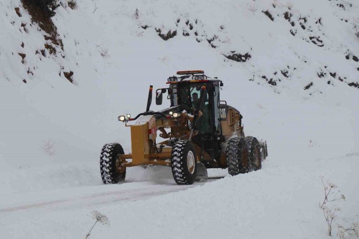 Oltu’da 65 mahalle yolunu ulaşıma açmak için çalışmalar sürüyor