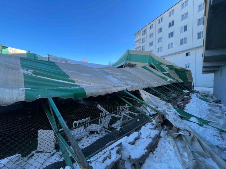 Iğdır’da düğün salonu olarak kullanılan halı saha çöktü