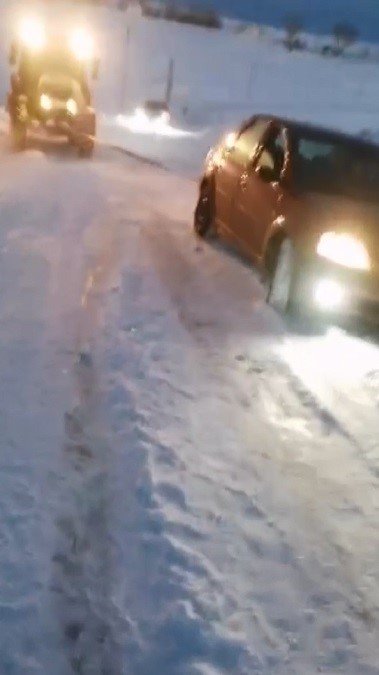 Kars’ta kara saplanan araçlar vatandaşlar tarafından kurtarıldı