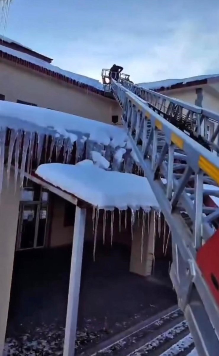 Patnos’ta buz sarkıtlarına Karşı sahada çalışmalarını sürdürüyor