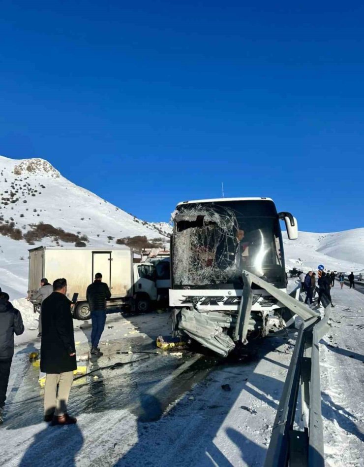 Tutak’ta trafik kazası çok sayıda yaralı var
