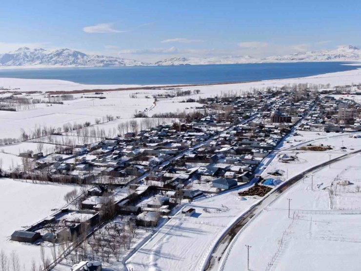 Van’da beyaz esaret görsel şölene dönüştü: Yerleşim yerleri beyaz gelinliğini giydi