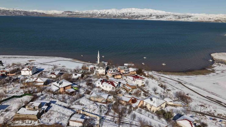 Mavinin ve beyazın buluştuğu köy, eşsiz manzaralar oluşturdu