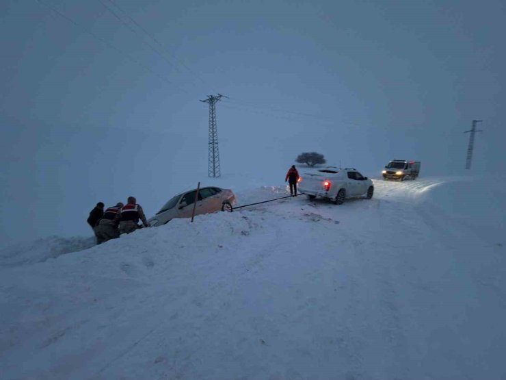 Ağrı’da kar ve fırtınada mahsur kalan vatandaşları ekipler kurtardı