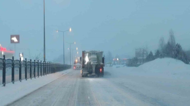 Bingöl’de kar yağışı yeniden etkili oldu: Çalışmalar sabahın erken saatlerinde başladı