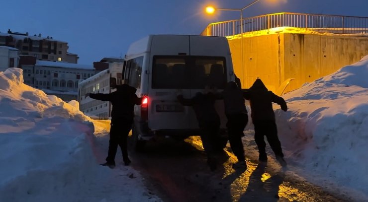 Yüksekova’da buzlu yolda mahsur kalan minibüsü vatandaşlar kurtardı