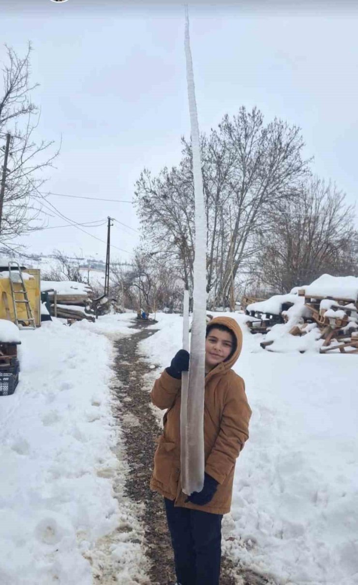 Palu’daki buz sarkıtları görenleri şaşırttı