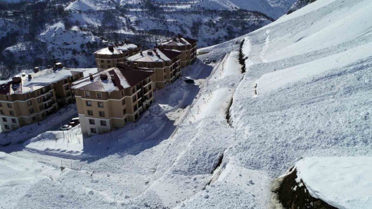 Çatak’ta iki ayrı çığ düştü