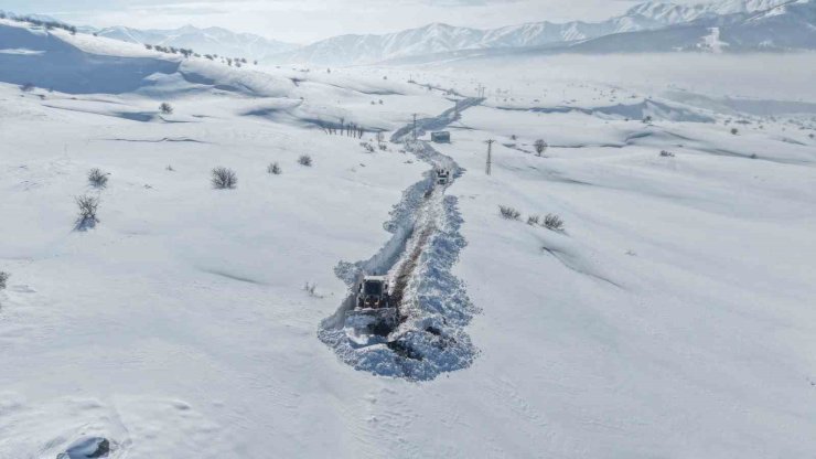 Karla kaplı mezrada mahsur kalan köylünün imdadına ekipler yetişti