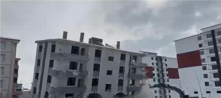 Elazığ’da hasarlı bina iş makinesiyle yıkıldı