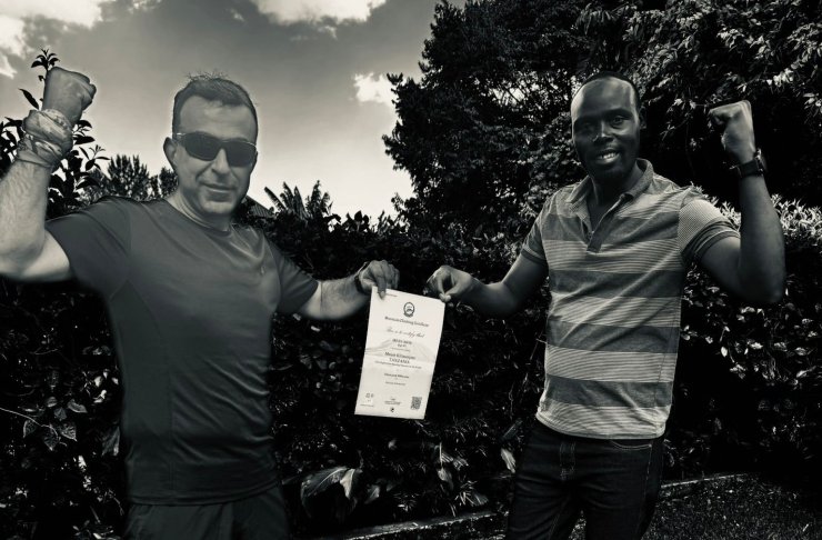 Hakkarili dağcı Kilimanjaro zirvesinde