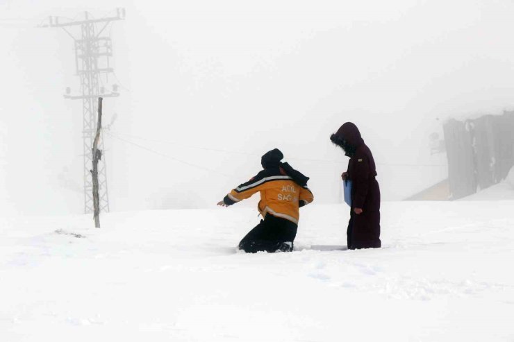 Kar ve tipiye rağmen şifa yolu açık, paletli ambulanslar görevde