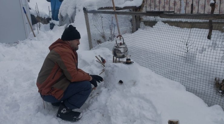 Malatya’da kardan soba yapan esnaf çay demledi