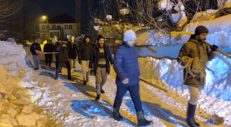 Yüksekova’da cemaat namazdayken çatı çöktü: İmam anons etti, köylü küreği ve halatıyla yardıma koştu