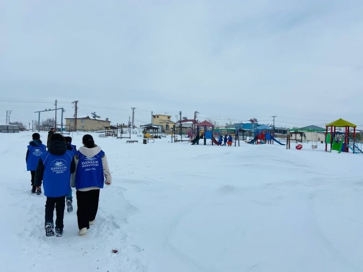 Diyadin’de gençlerden sokak hayvanlarına anlamlı destek