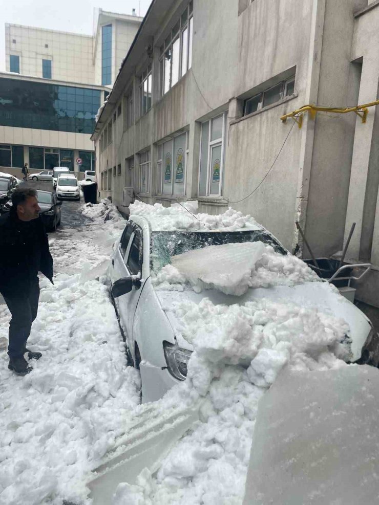 Tatvan’da çatıdan düşen kar otomobili kullanılamaz hale getirdi
