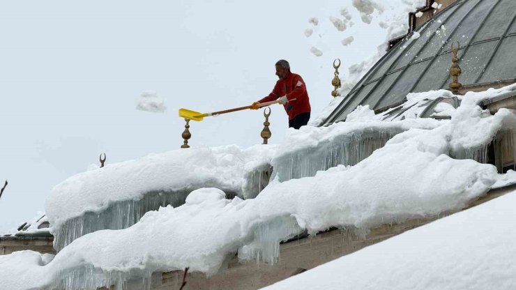 Hakkari’de tehlike saçan caminin çatısı kardan temizlendi