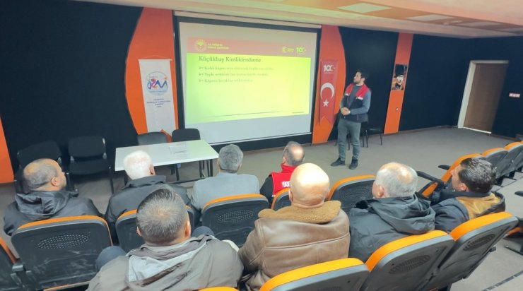 Yüksekova’da hayvan nakliyecileri ve celeplere ’refah’ eğitimi