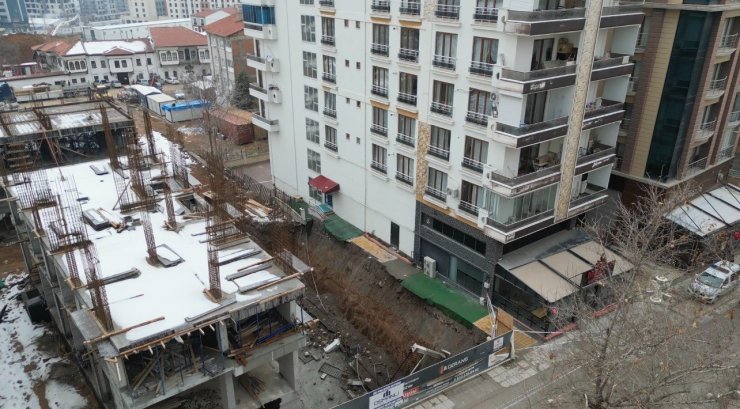 İstinat duvarı çöken bina havadan görüntülendi