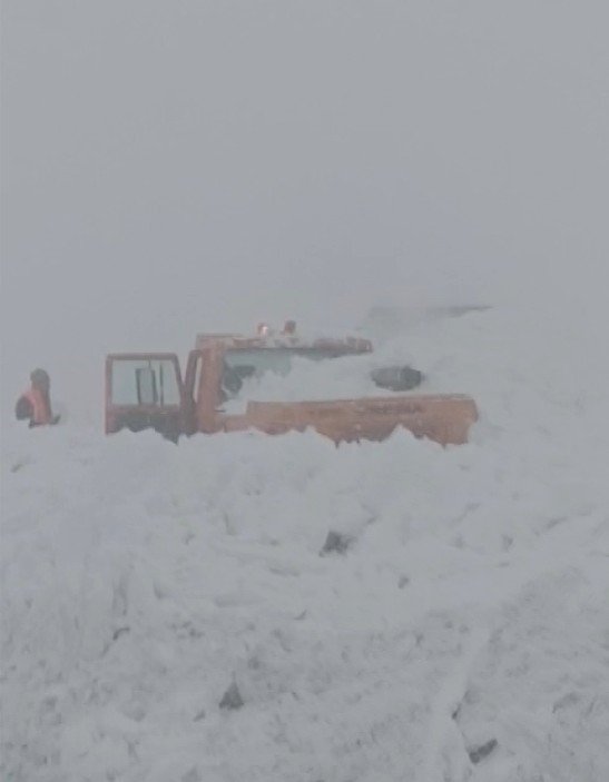 Muş-Kulp kara yolunda iş makinesinin üzerine çığ düştü