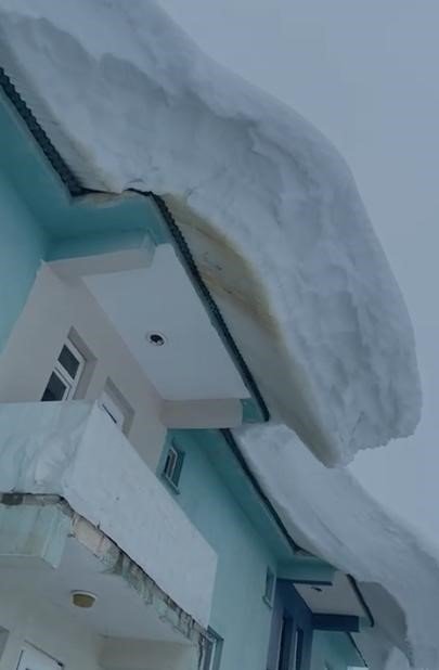 Ovacık’ta bina çatılarında sarkan kar kütleleri hayrete düşürdü