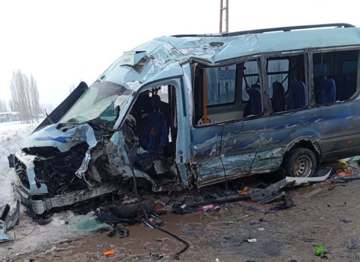 Yüksekova’da yolcu minibüsü ile otobüs çarpıştı: Çok sayıda yaralı var