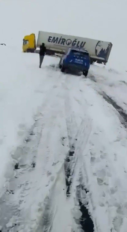 Kars’ta kayan tır kara yolunu ulaşıma kapattı