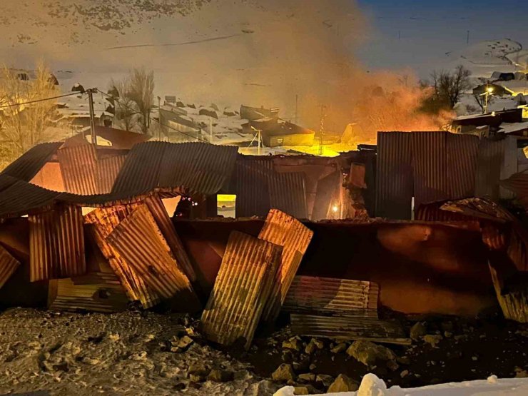 Tekman’da korkutan yangın: 3 ev kullanılamaz hale geldi