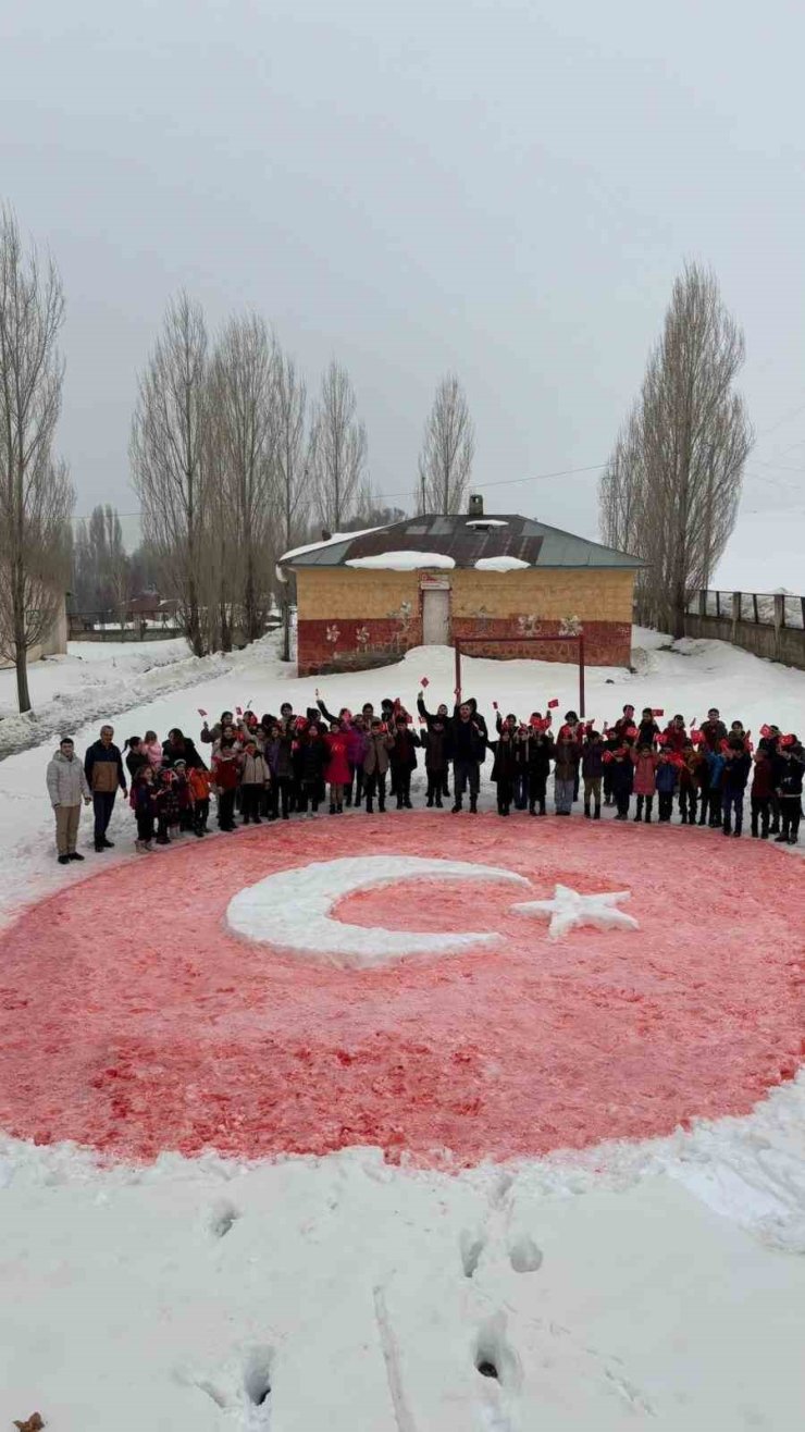 Öğrenciler kardan Türk bayrağı yaptı