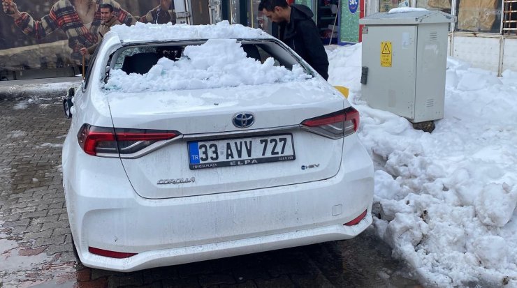 Bingöl’de çatıdan düşen kar otomobile zarar verdi