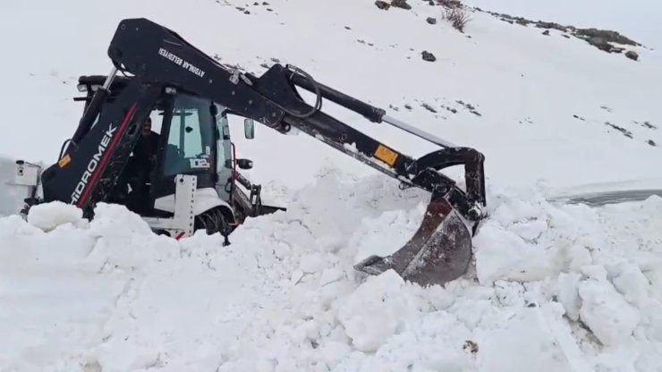 Aydınlar beldesinde karla mücadele çalışması sürüyor