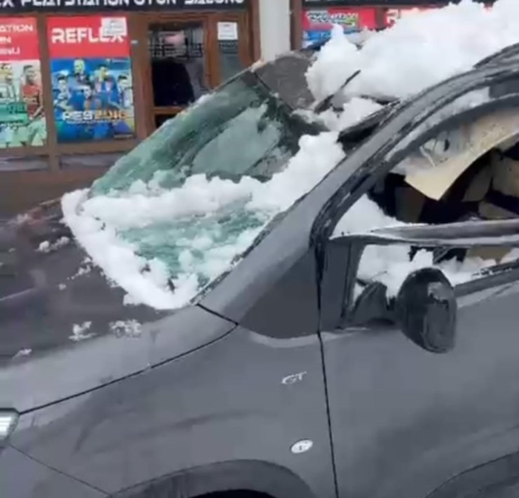 Park halindeki aracın üzerine çatıdan kar kütlesi düştü