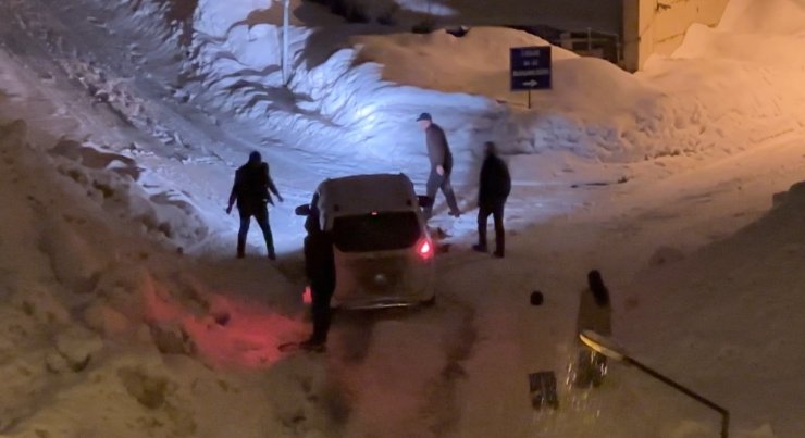 Yüksekova’da kar yağışı: Araçlar imece usulü kurtarıldı