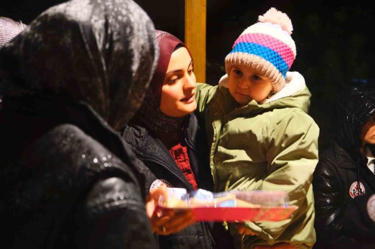 Minik Hümeyra’ya umut olmak için evinin önünde sürpriz yaptılar