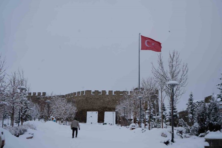 Erzurum yine beyaza büründü: 775 köy yolu ulaşıma kapandı