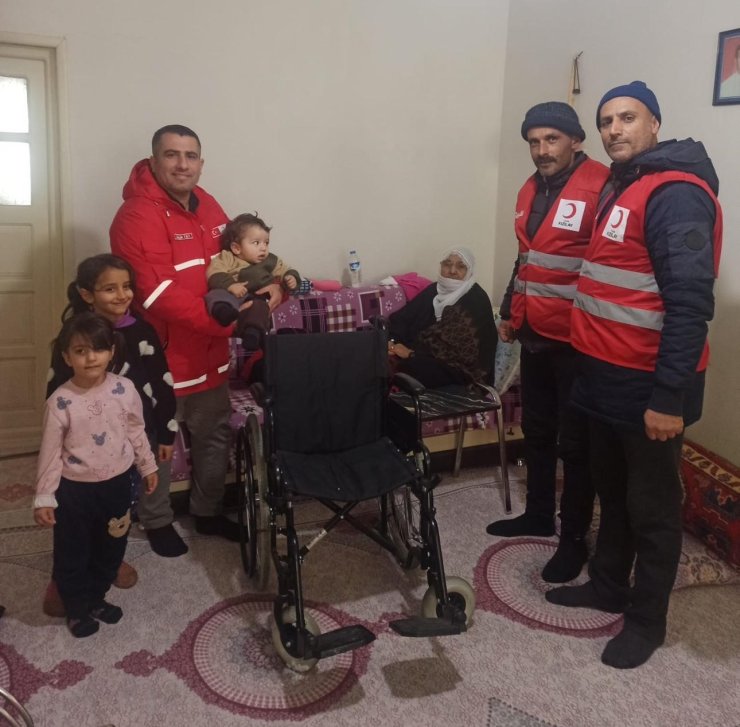 Kızılay’dan gazi eşine tekerlekli sandalye desteği