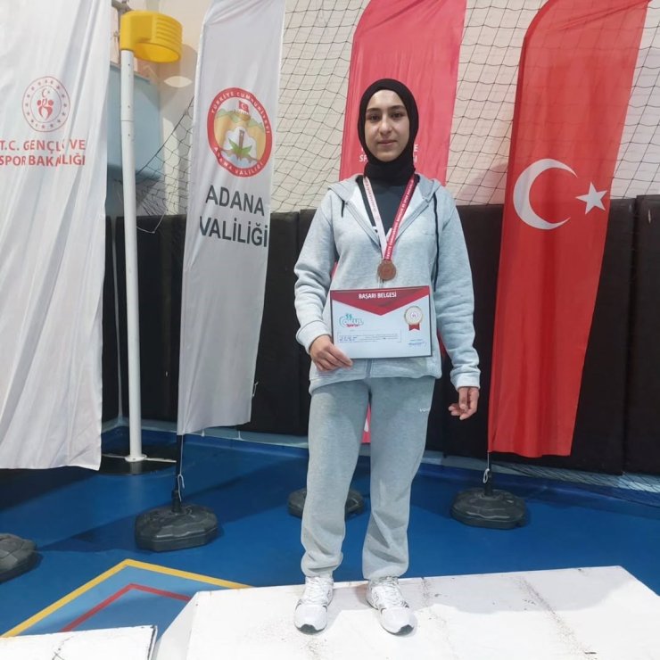 Özalplı öğrenci bilek güreşinde Türkiye üçüncüsü oldu