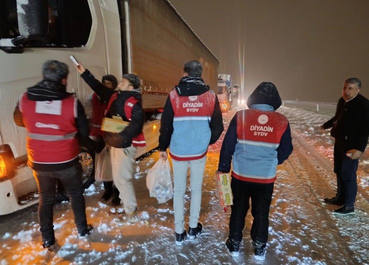 Diyadin’de yolda kalan vatandaşlara kumanya desteği