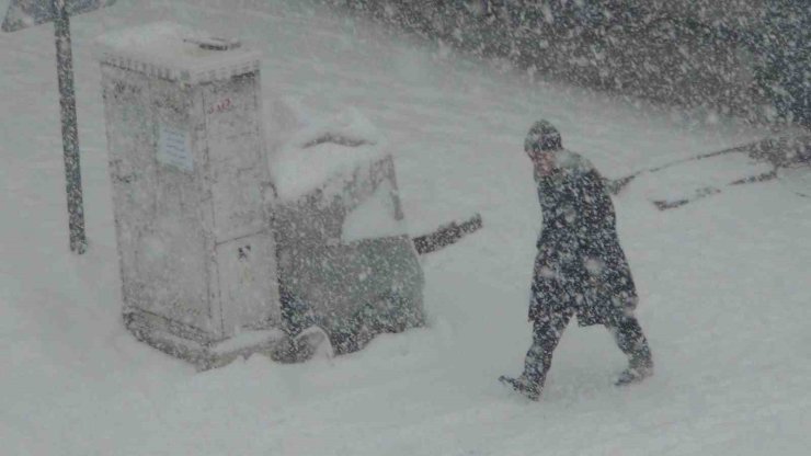 Kars’ta kar ve tipi geçit vermiyor: 52 köy yolu ulaşıma kapandı