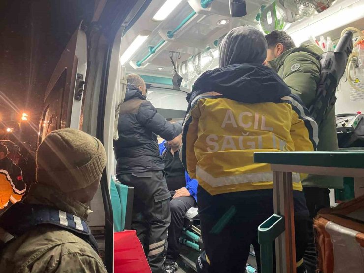 Ağrı’da üzerine çığ düşen araçtaki 4 personel kurtarıldı