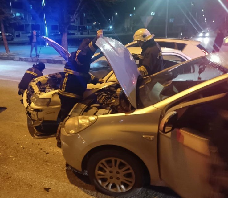 Erzincan’da 2 otomobil çarpıştı