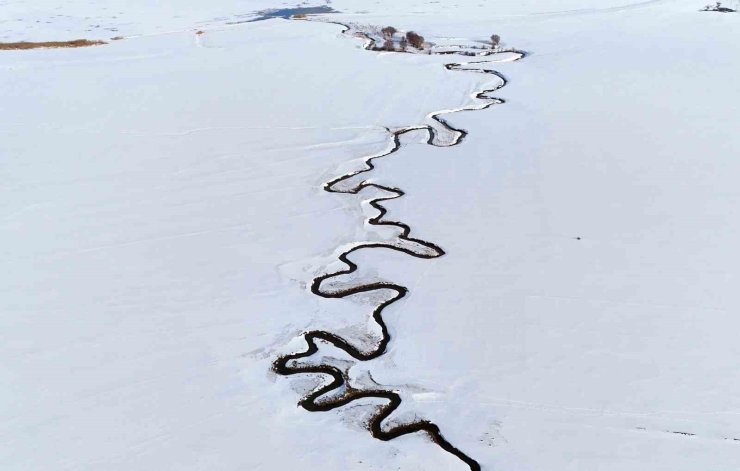 Kar altındaki menderesler güzel manzaralar oluşturuyor