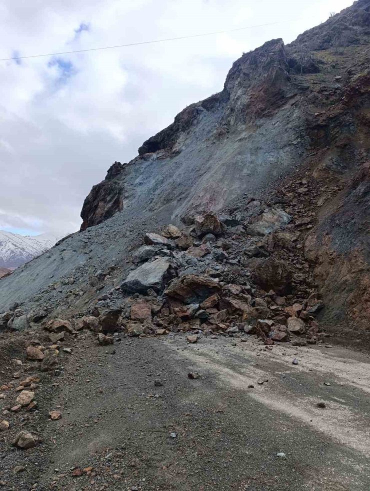 Elazığ’da heyelan yolu kapadı