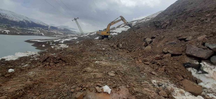 Solhan’da heyelan ve yol çökmesine karşı yoğun mesai
