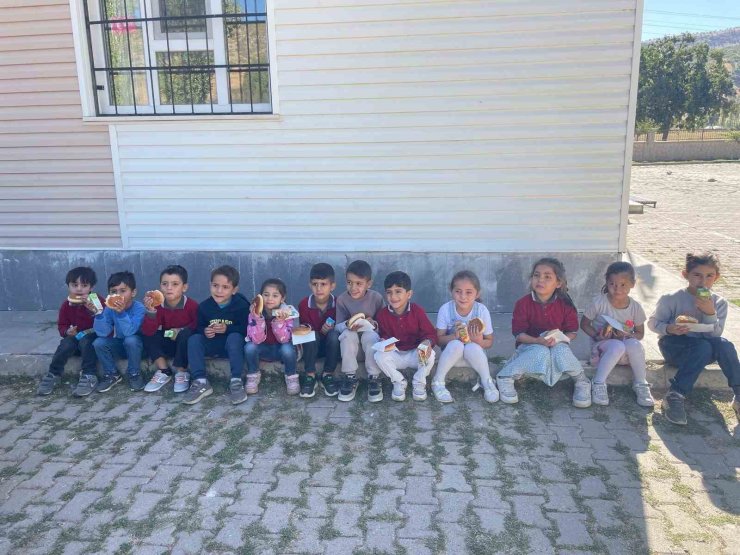 Güroymak’ta öğrencilere simit ve poğaça dağıtıldı