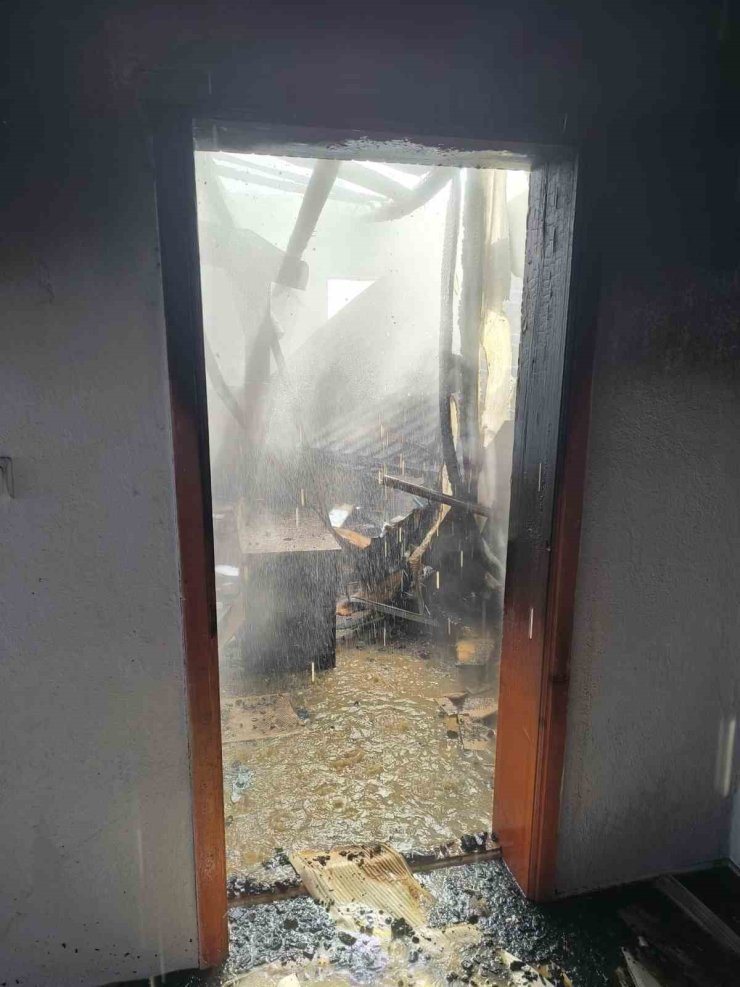 Çaldıran’da ev yangını